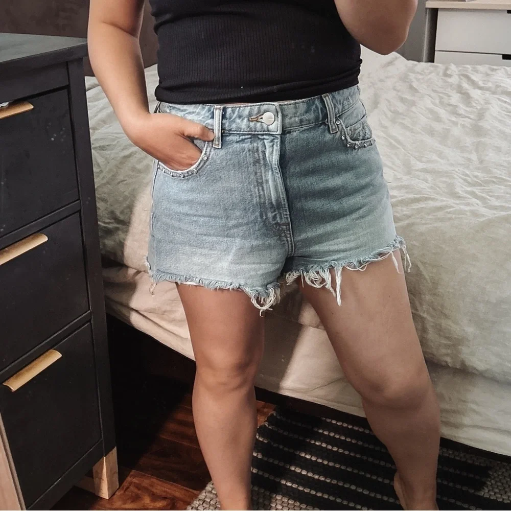 Zara Distressed Embellished High Rise Mom Short. Size S - Picture 9 of 10